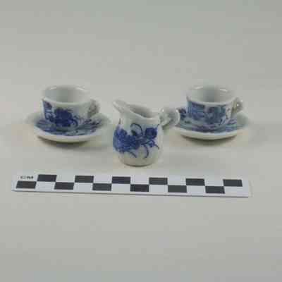 Doll dishes