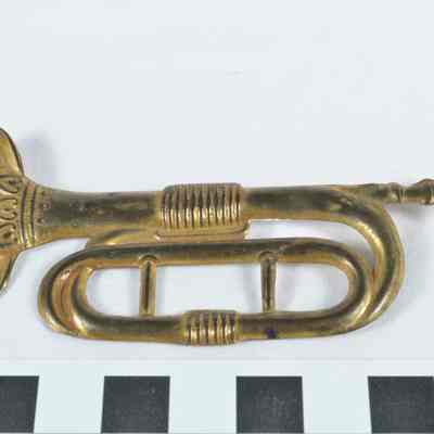 Stamped brass 1860 U.S. Mounted Rifles hat badge