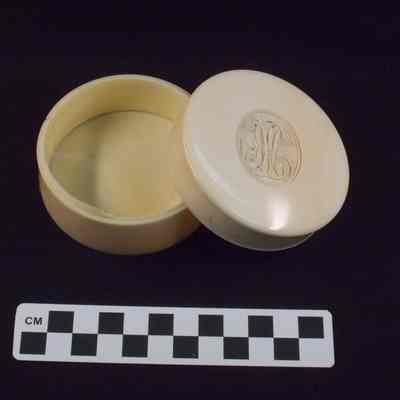 Round ivory cosmetic box
