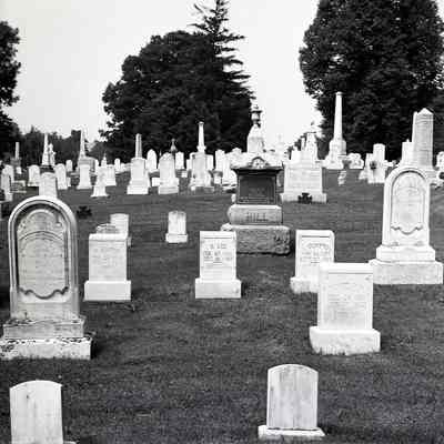Ashton, Lee, Compton, Moore, and Howard R. M.D. headstones
