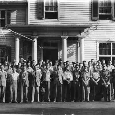 World War II draftees in front of Mason Building