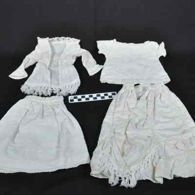 Four pieces of clothing for doll