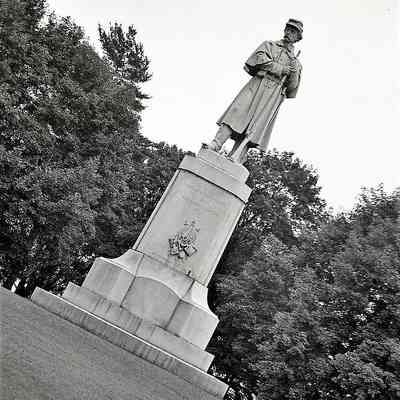 Monument statue of soldier
