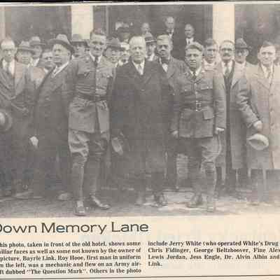 Individuals standing in front of Thomas Jefferson Hotel (IMG3908117)