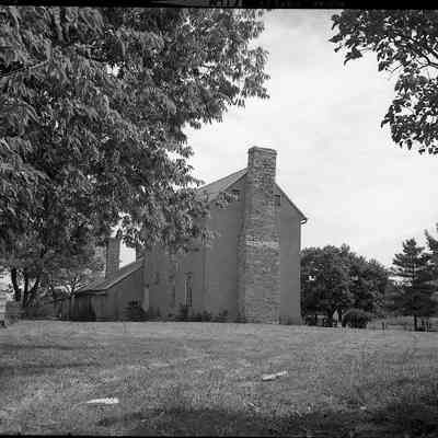 Old building on road to left of 3M plant behind Middleway