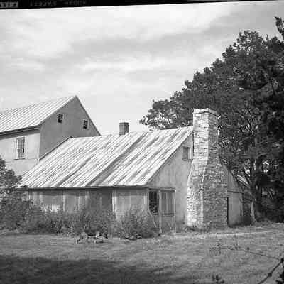 Old building on road to left of 3M plant behind Middleway