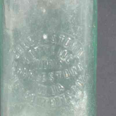 Green glass beverage bottle