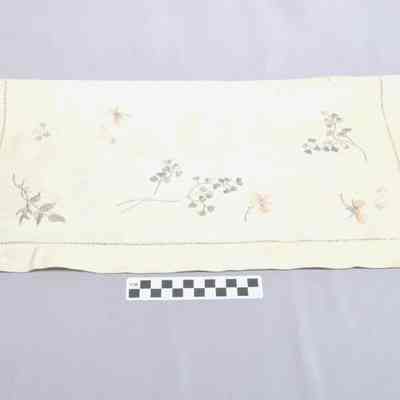 Centerpieces and doilies