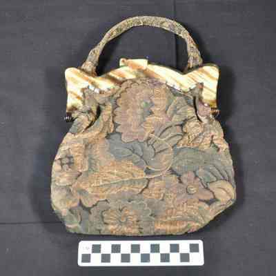 Carpet type purse with tortoise-shell closure at top