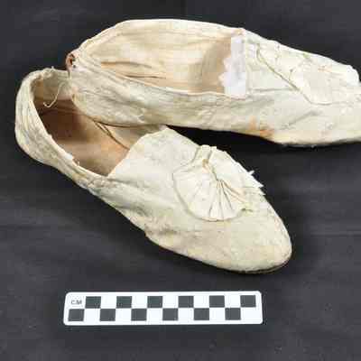 Satin shoes with three-leaf-clover design