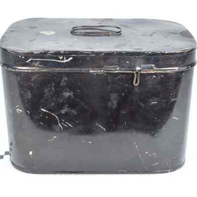 Lacquered tin case for epaulets