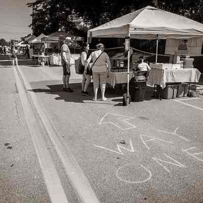 Vendor stands at Charles Town Farmers Market (IMG3914002)