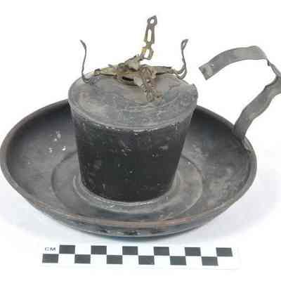Tin oil lamp without chimney