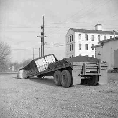 Truck trailer pods at Dixie Narco