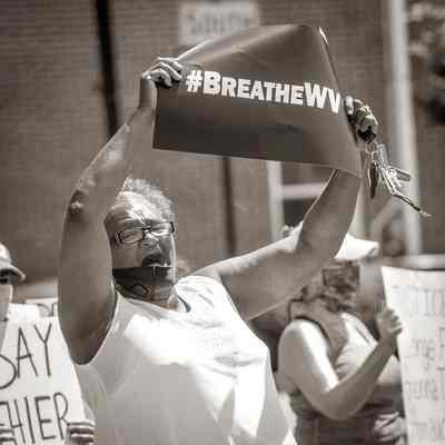 Woman with mask holding Black Lives Matter sign (IMG3915004)