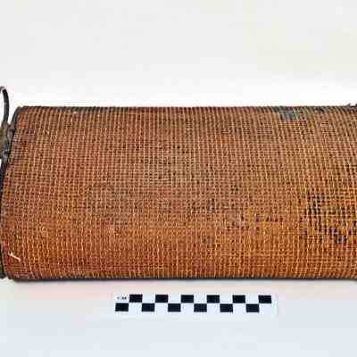 Oval shaped metal footwarmer