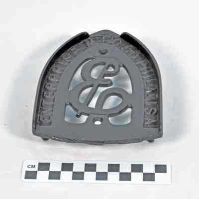 Iron trivet for holding a hot flat iron