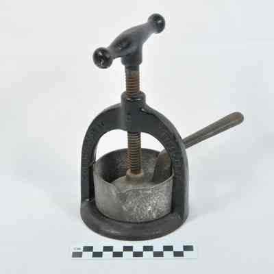 Screw-vise press with pan and press with handle