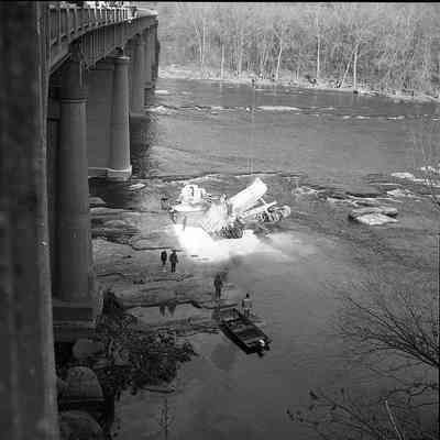 Truck accident in Shenandoah River