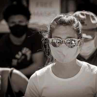 Woman wearing mask during Black Lives Matter rally (IMG3915012)