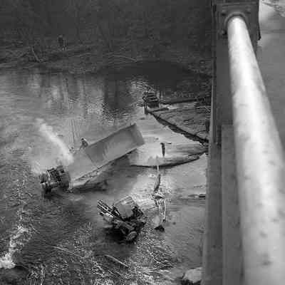 Truck accident in Shenandoah River