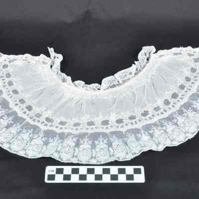 White lace bib/collar