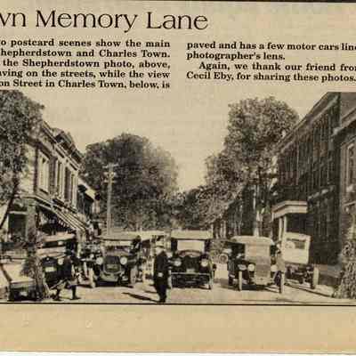 Motor cars lines up on Washington Street in Charles Town (IMG3908140)