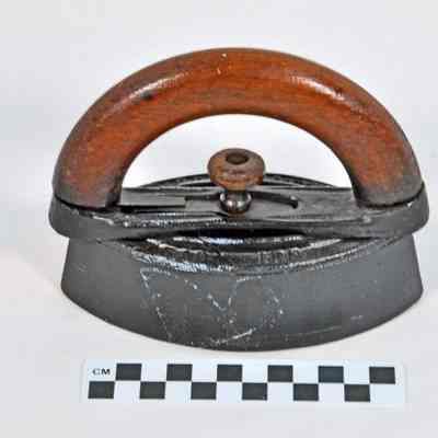 Flat iron with half-circle shaped, detachable wooden handle - front