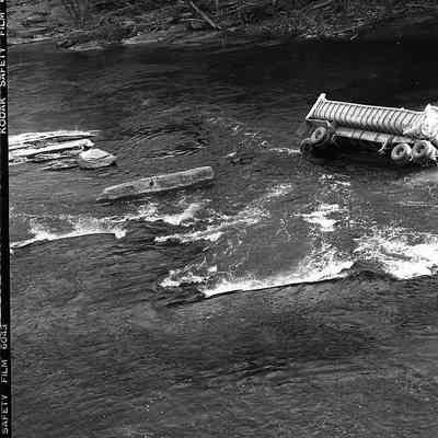 Truck accident in Shenandoah River