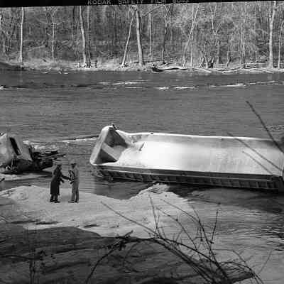 Truck accident in Shenandoah River