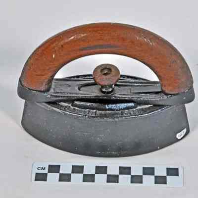 Flat iron with half-circle shaped, detachable wooden handle - back