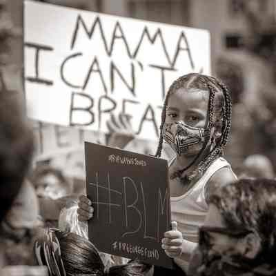 Child wearing mask holding sign during Black Lives Matter rally (IMG3915016)
