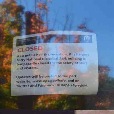 Pandemic closed sign at Philip Frankel & Co.