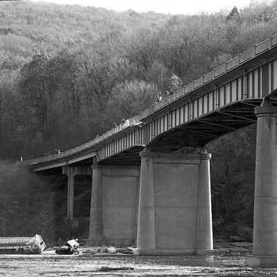 Truck accident in Shenandoah River