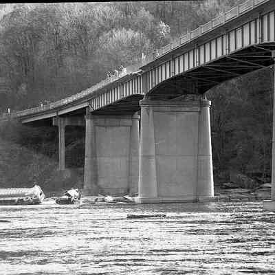 Truck accident in Shenandoah River