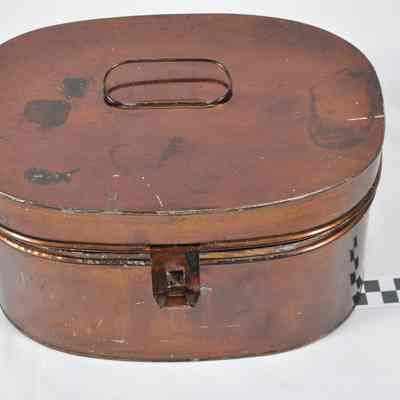 Dark bronze colored lacquered tin box for carrying epaulets