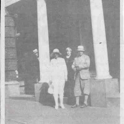 Individuals in front of Thomas Jefferson Hotel, Charles Town (IMG3908152)