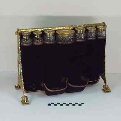 Cosmetics holder