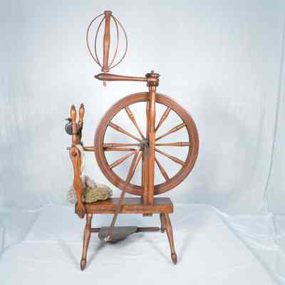 Small flax spinning wheel