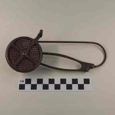 Metal crank-type nutmeg grater