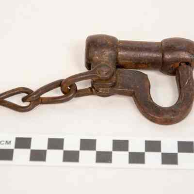 Iron screw lock with a U shaped ring