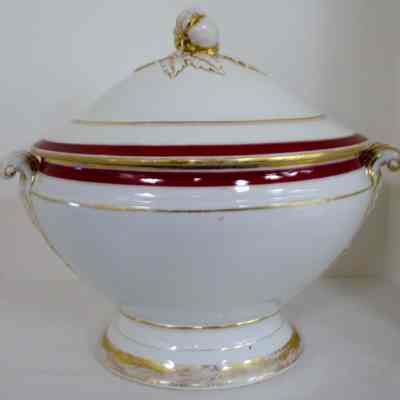 Oval tureen with lid