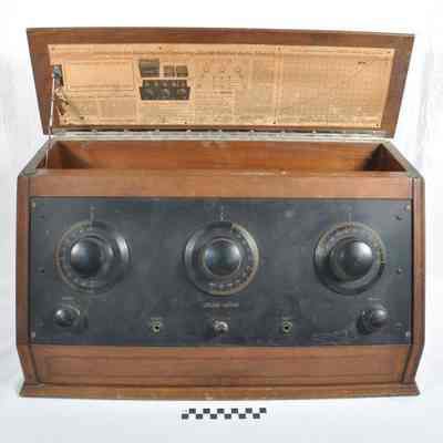 Stewart-Warner radio with megaphone-type sound horn