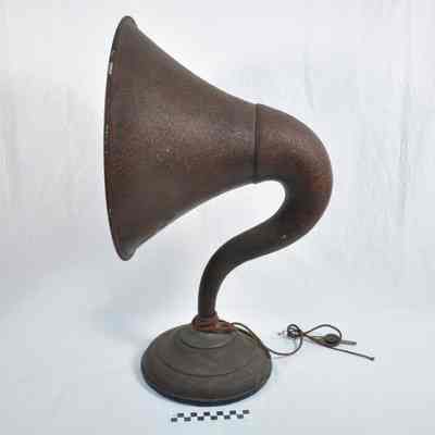 Stewart-Warner radio with megaphone-type sound horn