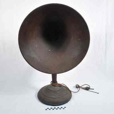 Stewart-Warner radio with megaphone-type sound horn