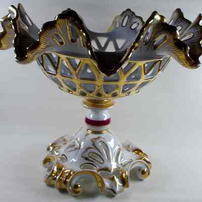 Bowl on pedestal