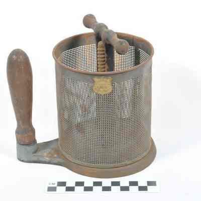 Food press with removable tin can