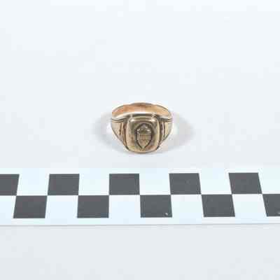 10 karat gold class ring