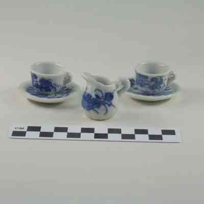 Doll dishes