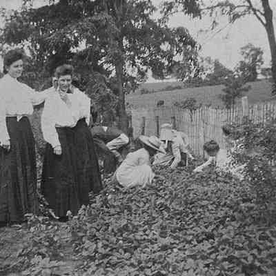 Young women working in garden near house (IMG3900004)